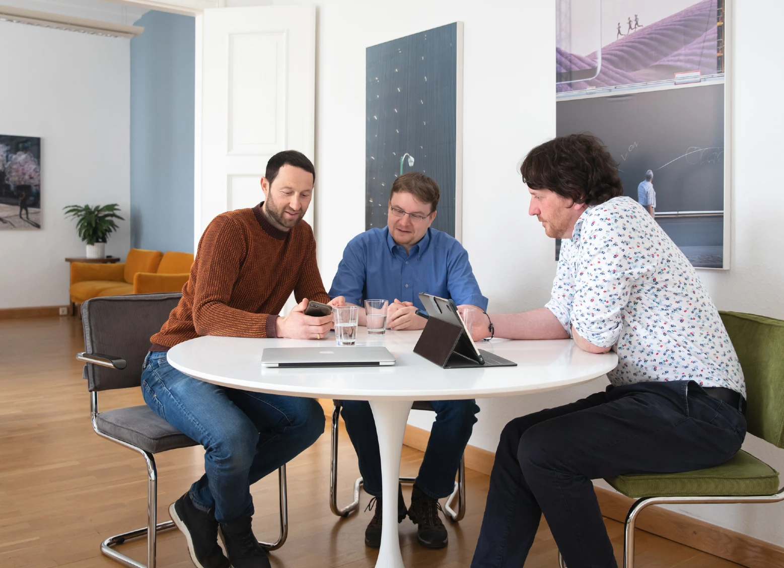 Das Team von laOlaWeb bei einer Besprechung in der Agentur in Leipzig